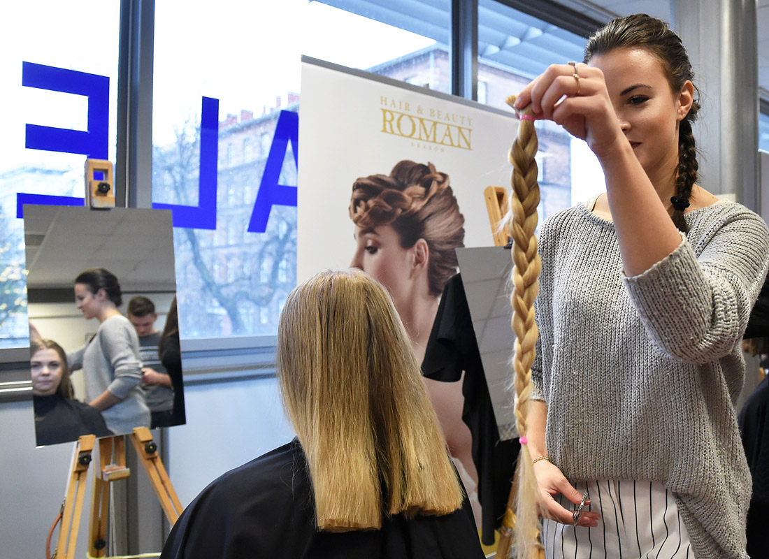 Студенты из Краковского технологического университета провели благотворительную акцию отрезав свои волосы, которые в дальнейшем будут использованы для изготовления париков для детей, перенесших курс лечения химиотерапией.