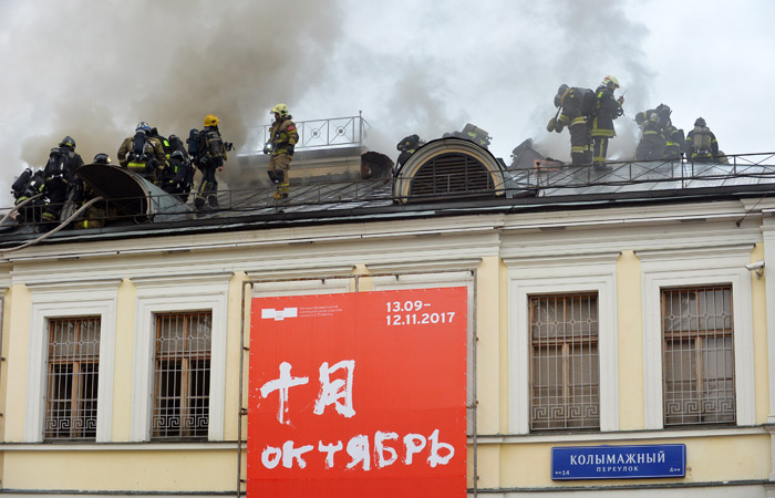 Спасатели начали вскрывать крышу музея имени Пушкина из-за валящего дыма