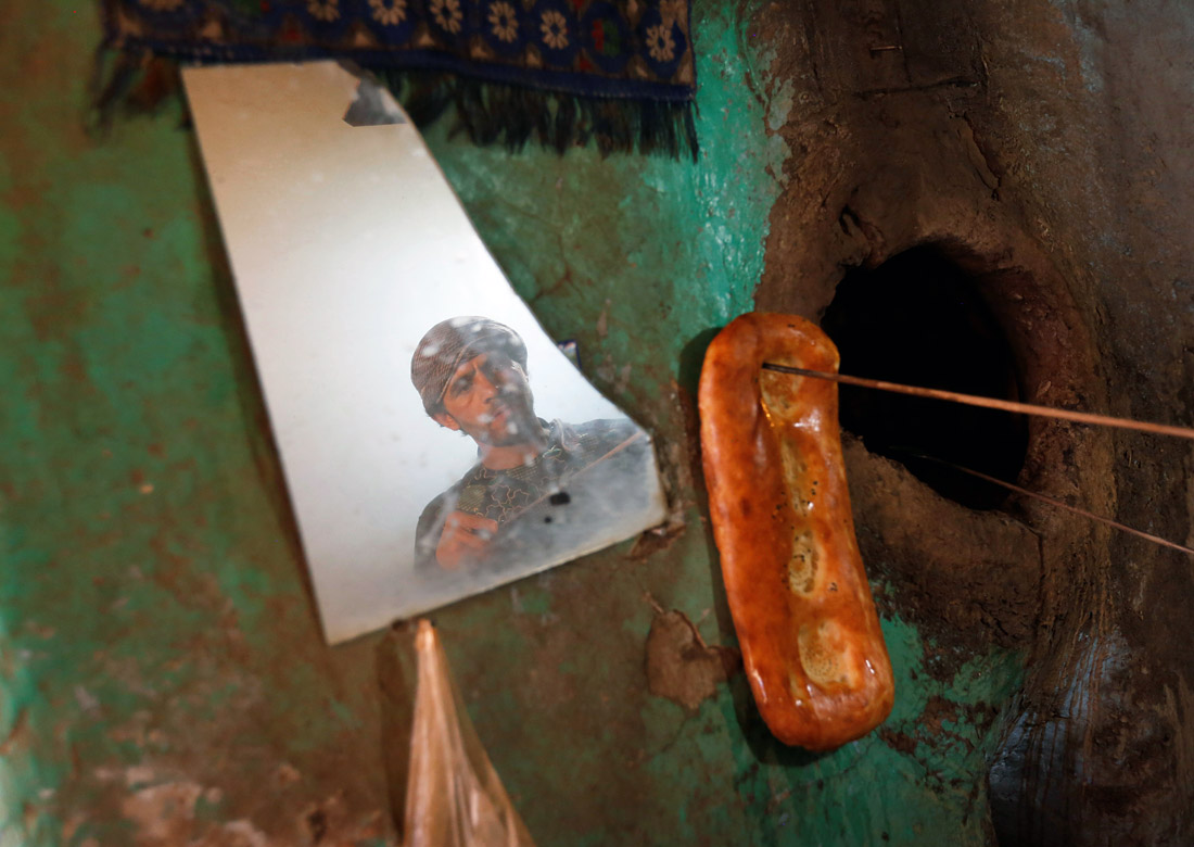 Афганский пекарь в своей лавке в Кабуле