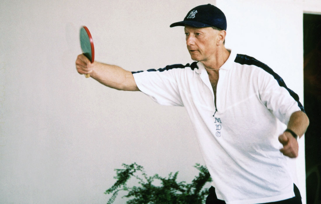 Михаил Задорнов во время игры в настольный теннис. 2002 год.