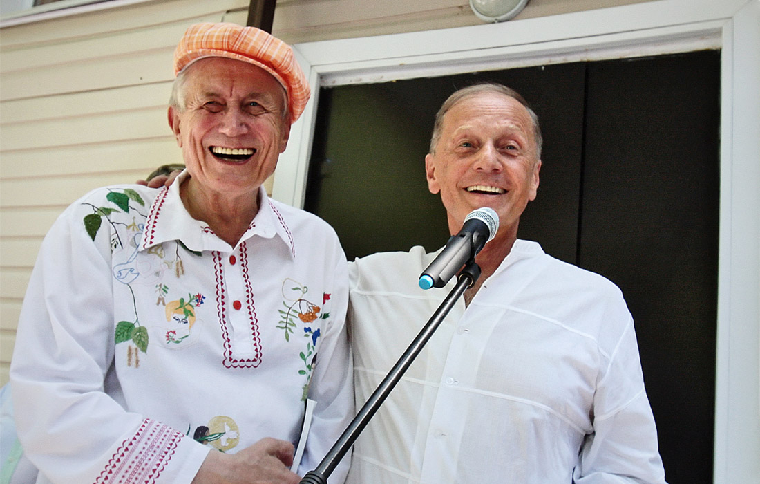 Поэт Евгений Евтушенко и писатель-сатирик Михаил Задорнов на открытии музея-галереи в Переделкино. 2010 год.