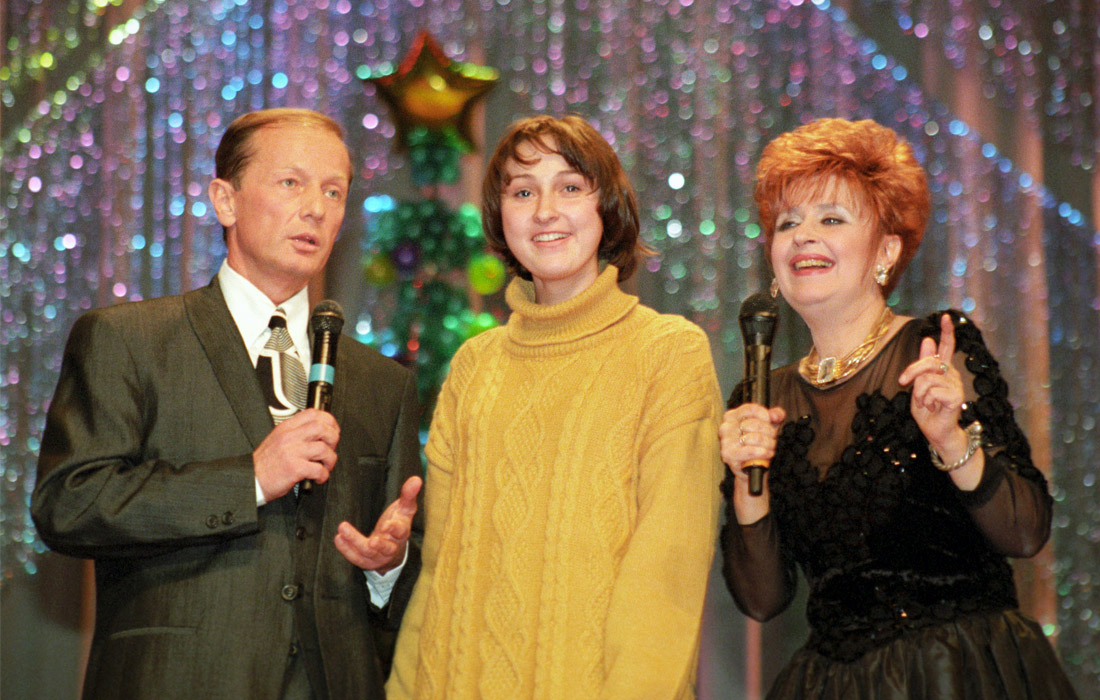 Писатель-сатирик Михаил Задорнов и ведущая телепрограммы "Аншлаг" Регина Дубовицкая (справа) во время представления "Аншлаг кайфует" в Москве. 1997 год.