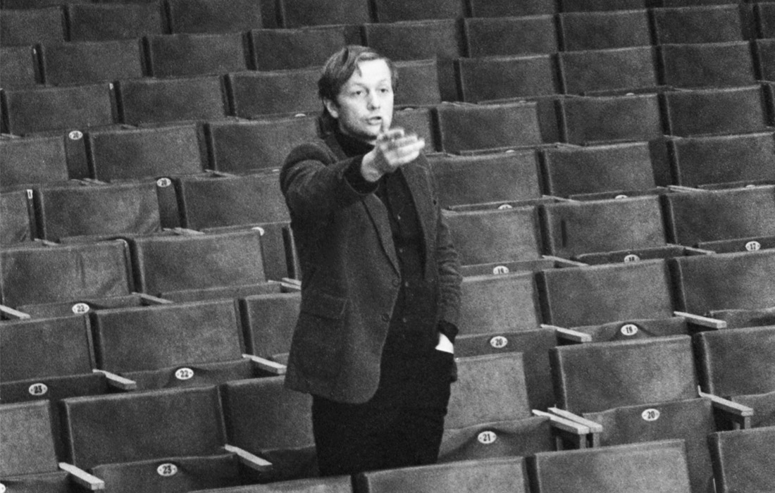 Главный режиссер агиттеатра Московского Авиационного Института Михаил Задорнов на репетиции. 1980 год.