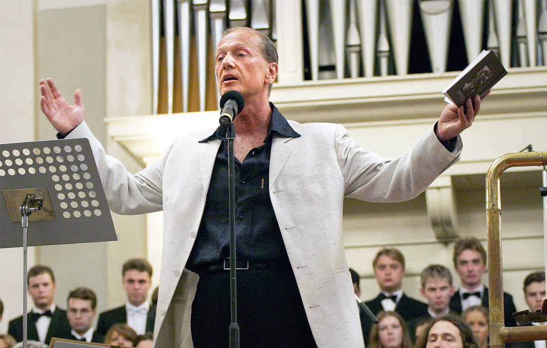 Писатель-сатирик во время выступления в Большом зале Академической филармонии в Санкт-Петербурге. 2003 год.