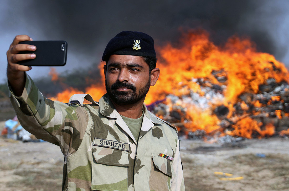 Уничтожение контрабандного алкоголя в Карачи. Пакистан.