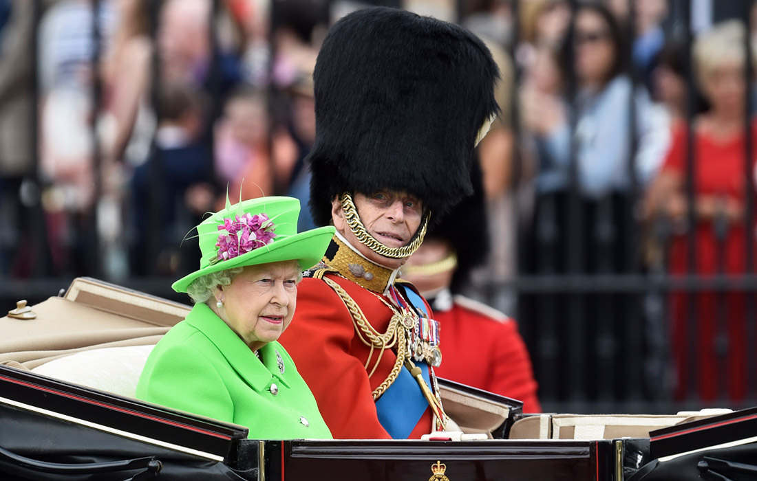 Королева Елизавета II и герцог Эдинбургский Филипп во время посещения парада конной гвардии в Лондоне. 2016 год.