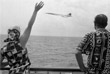 Королева машет пролетающему лайнеру "Конкорд" с борта яхты "Британия" у Барбадоса. 1977 год.