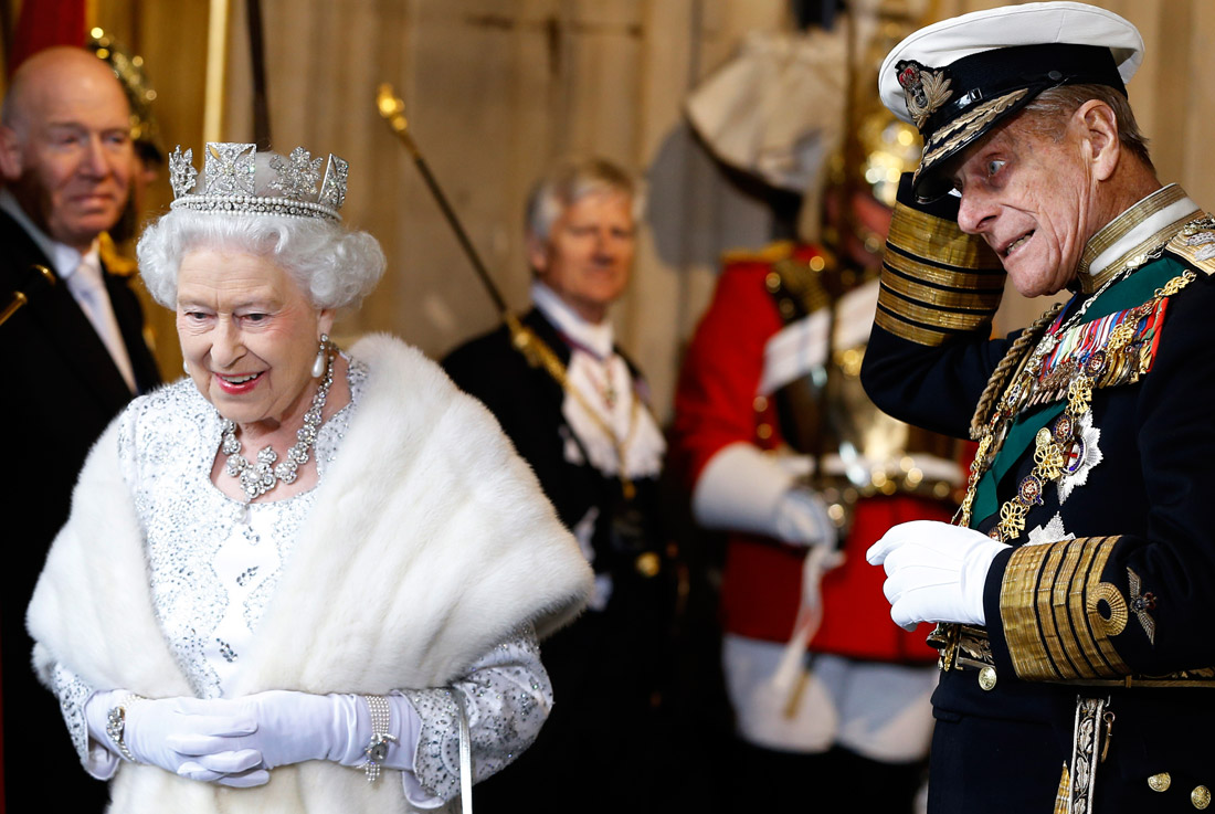Королева Великобритании Елизавета II и ее супруг принц Филипп после торжественного открытия парламентской сессии в Вестминстерском дворце в Лондоне. 2013 год.