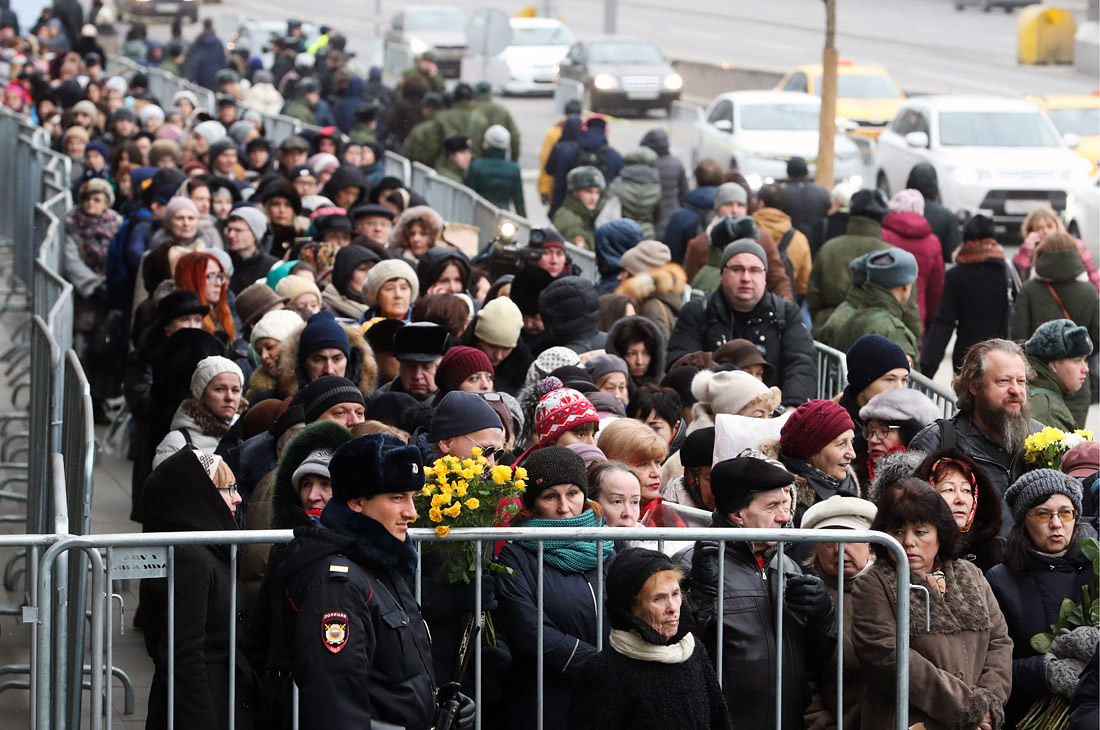 Очередь из желающих проститься с артистом у Концертного зала имени П. И. Чайковского