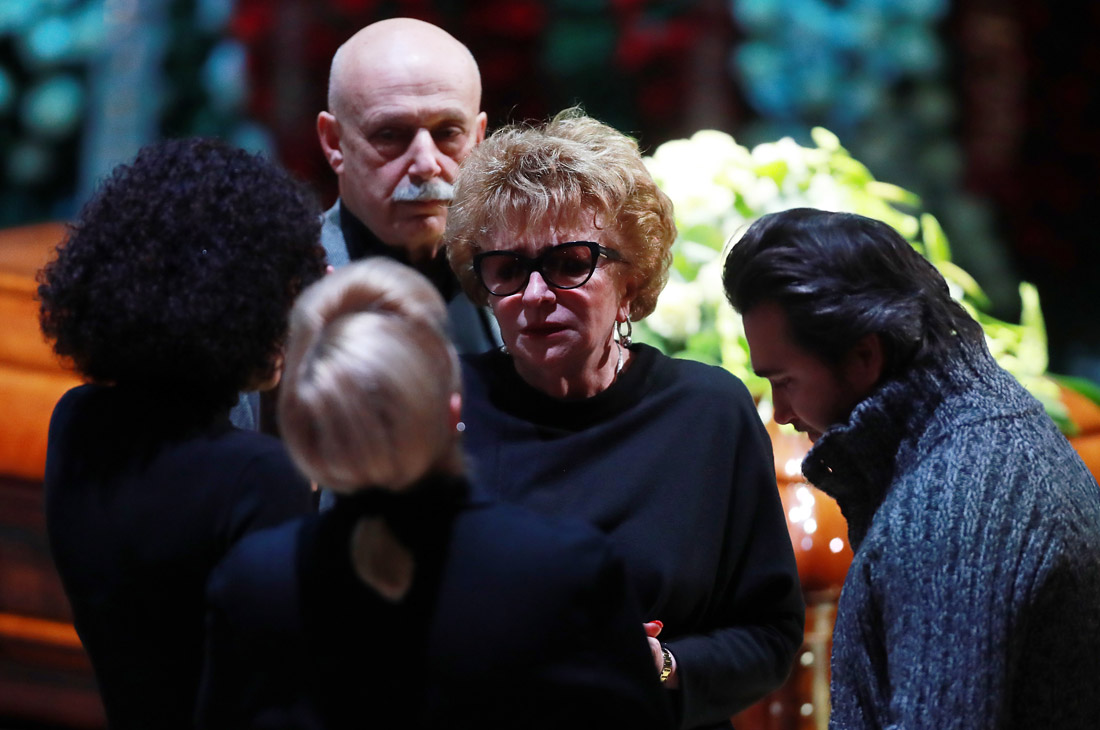 Сценарист Наталья Виолина (в центре) и режиссер Дмитрий Барщевский (на дальнем плане)