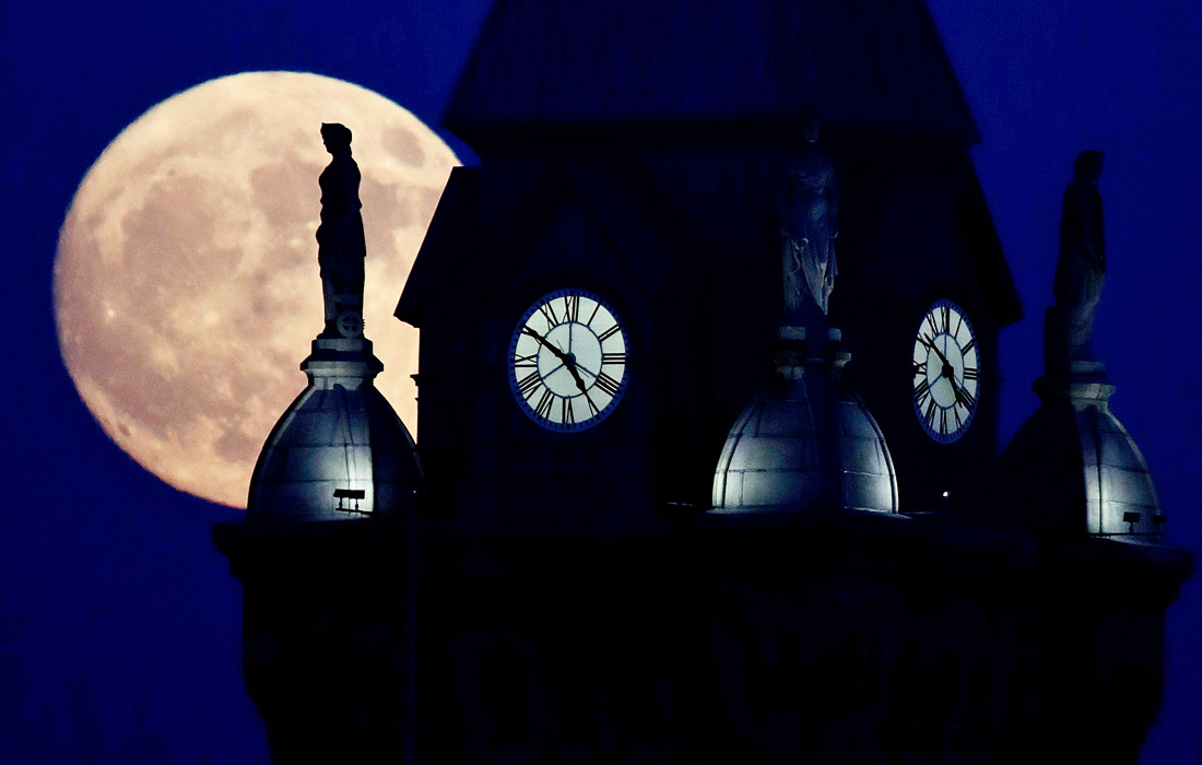 Луна над зданием суда в Буффало, США