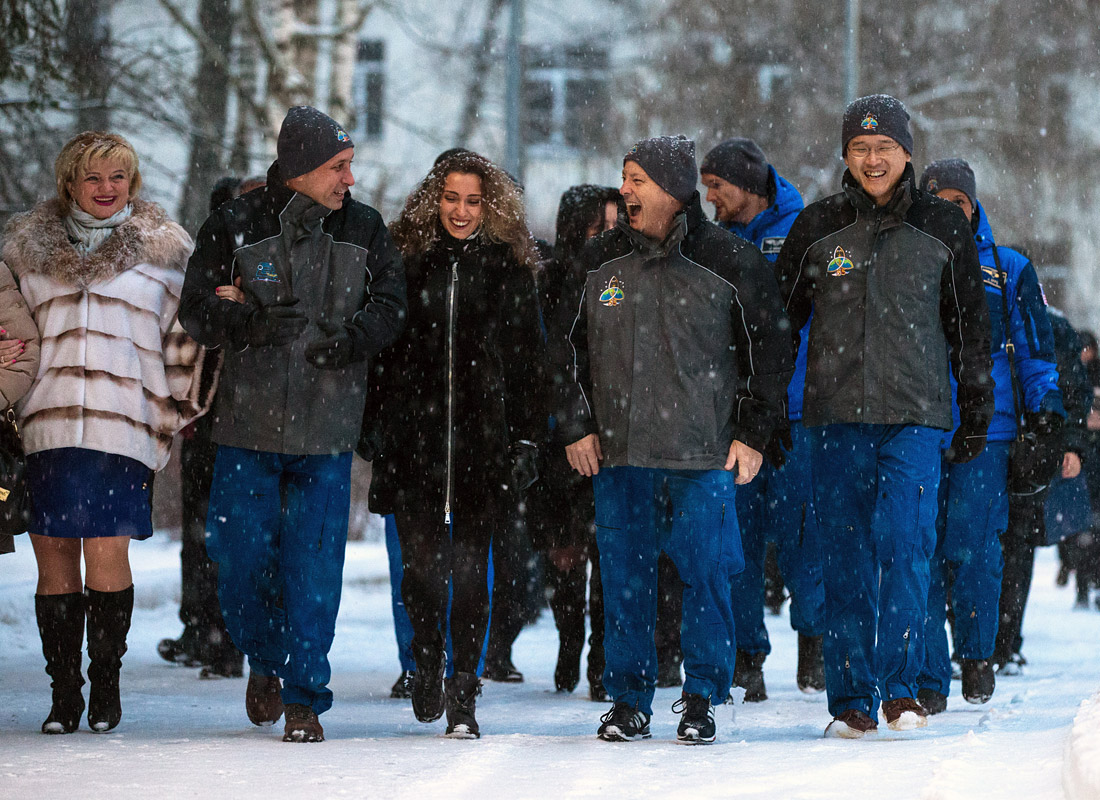 Членов экипажа 54-й и 55-й экспедиций на МКС проводили на космодром Байконур, откуда 17 декабря планируется запуск корабля "Союз МС-07". Космонавтам предстоит проработать на Международной космической станции полгода.