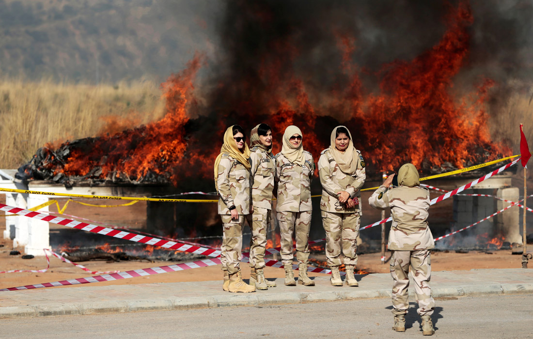 Сотрудники служб по борьбе с наркотиками Пакистана сожгли тонны конфискованных наркотических средств на окраине Исламабада