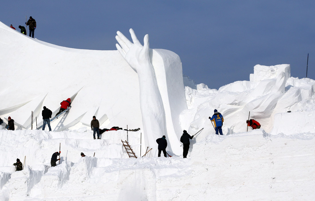 В северном китайском городе Харбине проходит подготовка к традиционному международному фестивалю ледяных и снежных скульптур