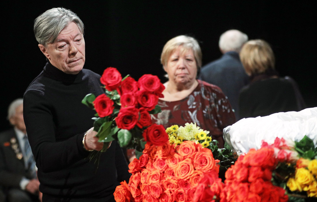 Актер Александр Збруев во время прощания
