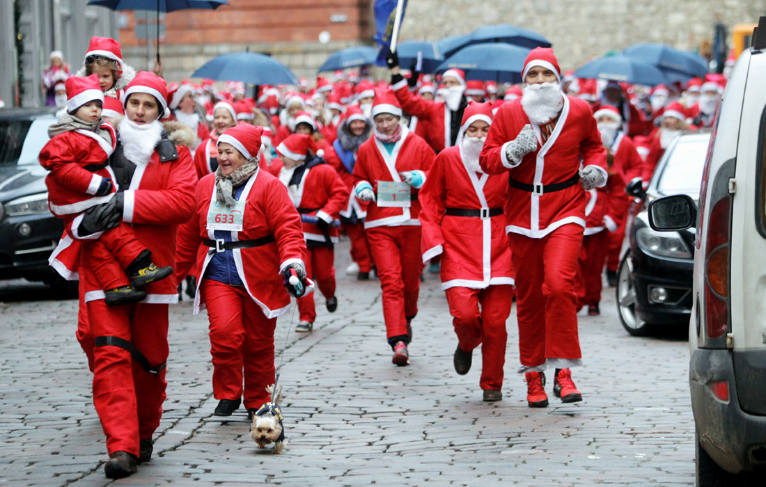 Сотни бегунов в костюмах Санта-Клаусов в Риге