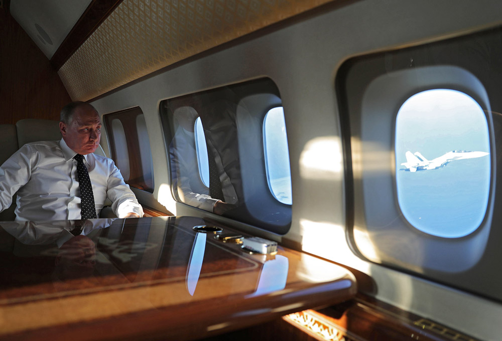 Владимир Путин посетил российскую базу Хмеймим в Сирии, где его встретили президент Сирии Башар Асад, министр обороны РФ Сергей Шойгу и командующий российской военной группировки Сергей Суровикин. Позднее стало известно что верховный главнокомандующий ВС РФ приказал начать вывод российской военной группировки из Сирии в пункты постоянной дислокации на территории РФ.