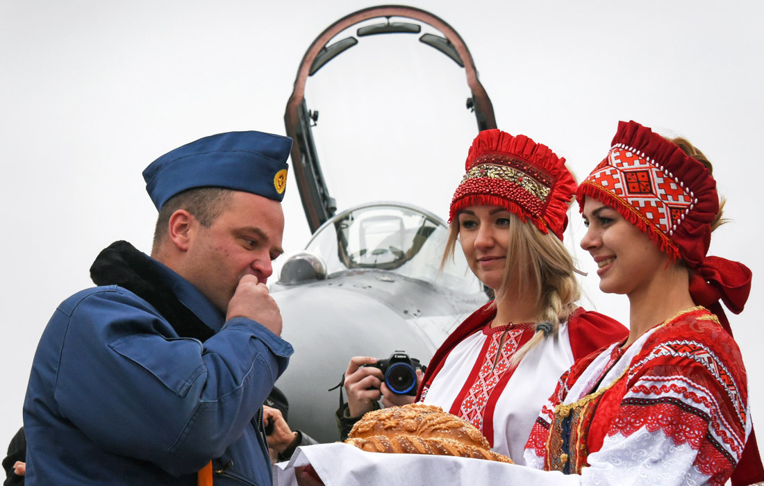 Экипажи истребителей МиГ-29СМТ вернулись на аэродром постоянной дислокации в Астраханской области после выполнения боевых задач в Сирии. В понедельник, 11 декабря, президент РФ Владимир Путин, прибыв на авиабазу "Хмеймим", приказал начать вывод российской военной группировки из Сирии.