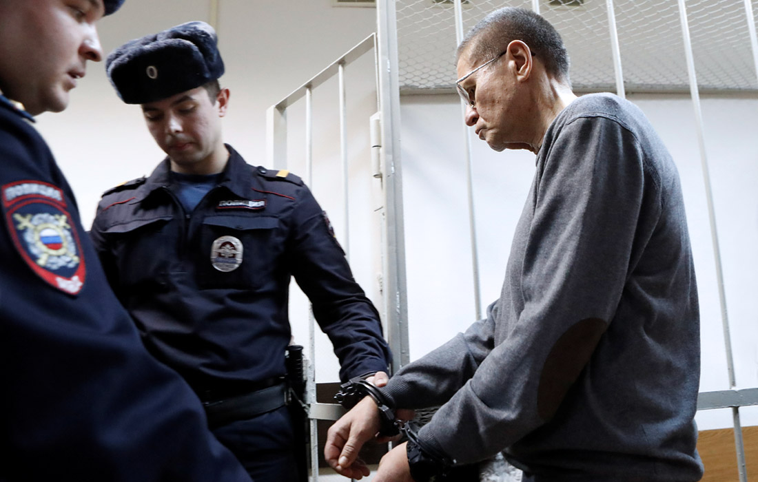 Бывшего министра экономического развития Алексея Улюкаева, обвиняемого в получении взятки в размере $2 млн за выдачу "Роснефти" положительной оценки сделки, приговорили к восьми годам колонии строгого режима