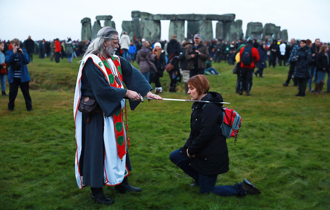 В британском Стоунхендже встретили восход солнца в самый короткий день года в северном полушарии. Стоунхендж является традиционным местом гуляний во время зимнего солнцестояния и привлекает тысячи туристов.