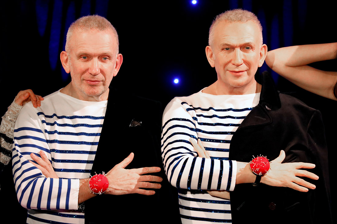 Французский модельер Жан-Поль Готье позирует со своей восковой фигурой во время ее презентации в парижском музее Гревен