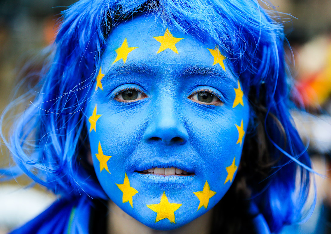 Участник демонстрации перед саммитом ЕС в Брюсселе