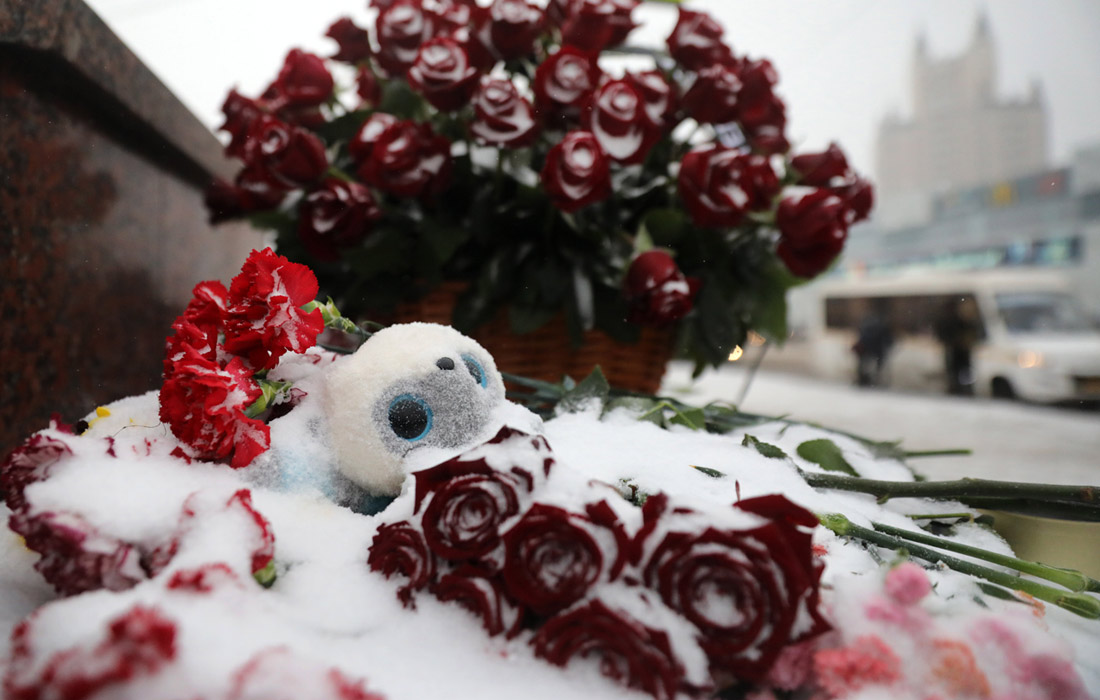 Цветы и игрушки на месте трагедии