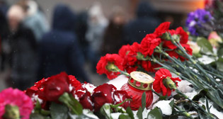 Москвичи несут цветы к месту ДТП у "Славянского бульвара"