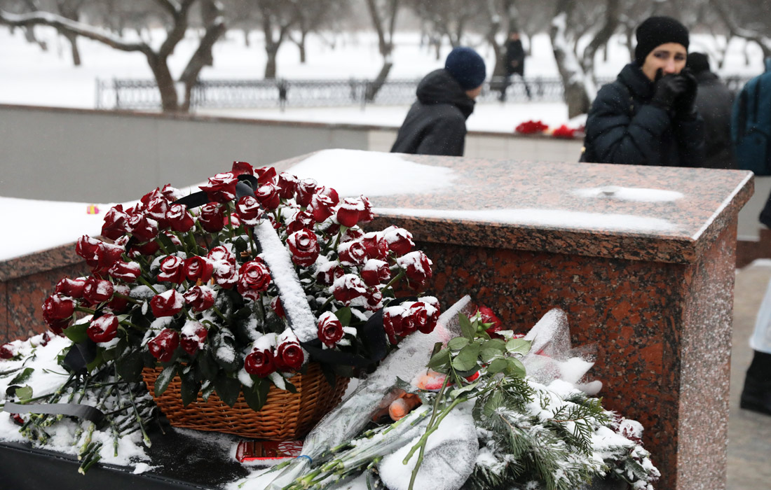 Импровизированный мемориал возле станции метро, где накануне произошло смертельное ДТП