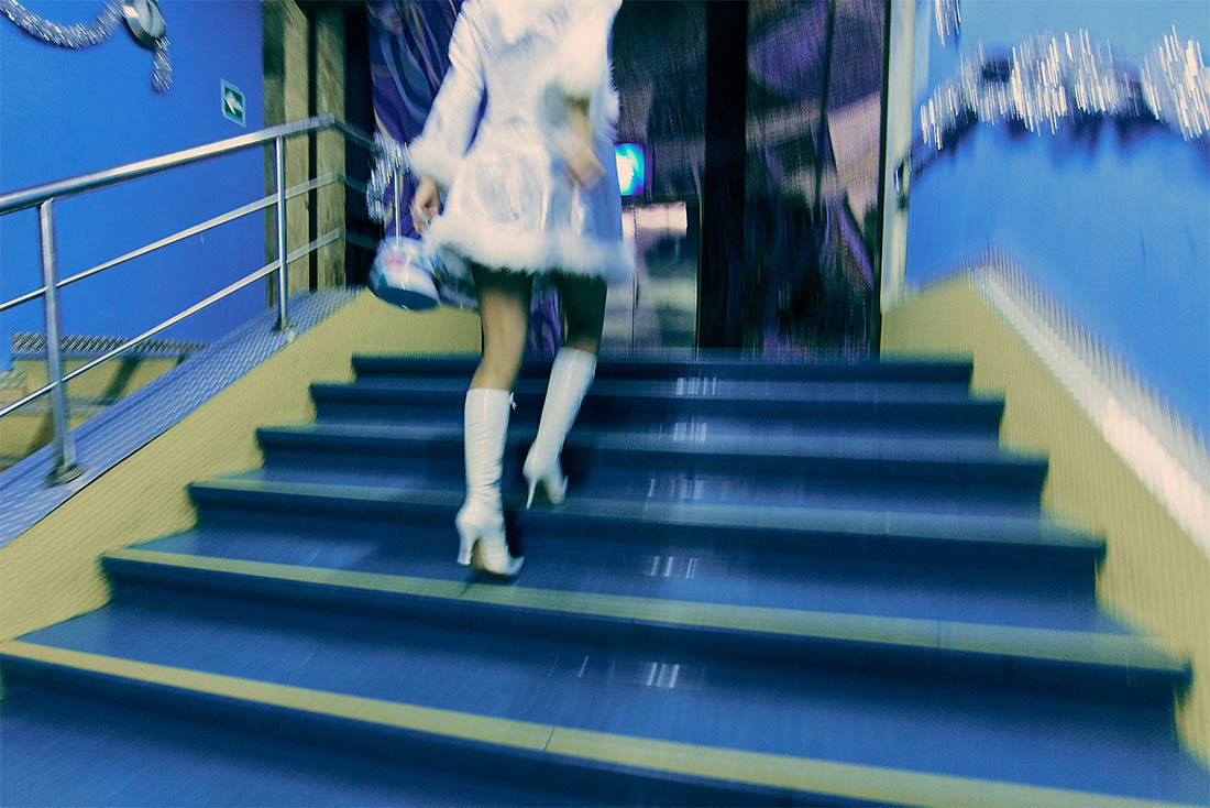 31 декабря я могу посетить до десяти мест, где меня ждут. Конечно ни о каких переодеваниях не может быть и речи, поэтому с Дедом Морозом мы путешествуем в этот день "в образе". Между адресами голова Снегурочки забита мыслями о том, где бы перекусить, о доставке мебели в квартиру, или о том, как не сорвать бы голос где-то посередине.