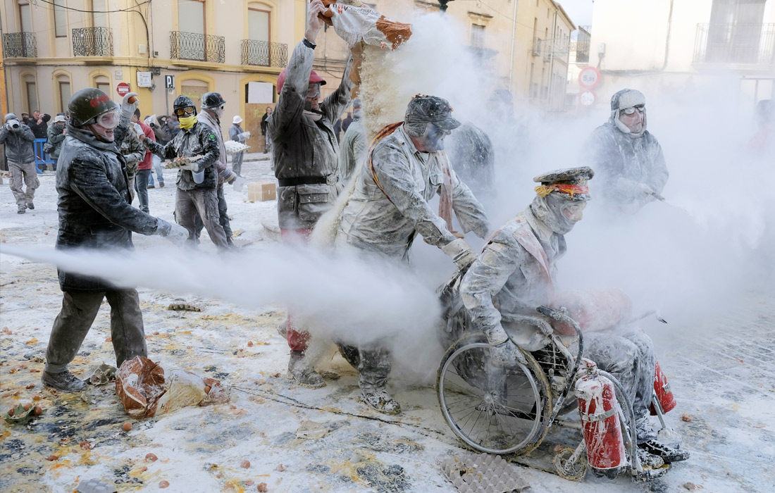 В испанском городе Иби в рамках фестиваля Эльс Энфаринатс прошла ежегодная мучная битва. На главной площади города жители, одетые в старинную военную форму,  забрасывали друг друга мукой и сырыми яйцами.