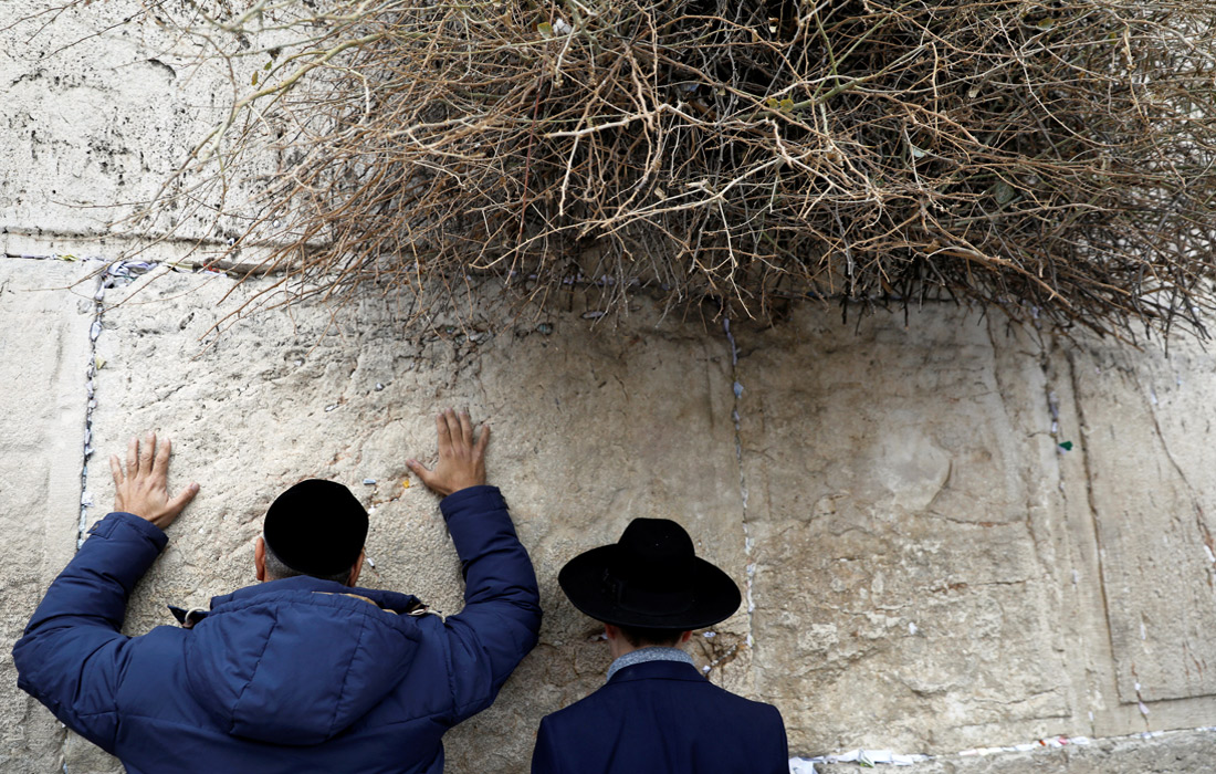 Сотни людей пришли к Стене плача в Иерусалиме, чтобы принять участие в молитве о ниспослании дождя