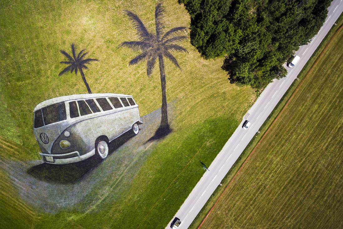 Картина из биоразлагаемой краски на холме в Шато-Д'оэкс, Швейцария.