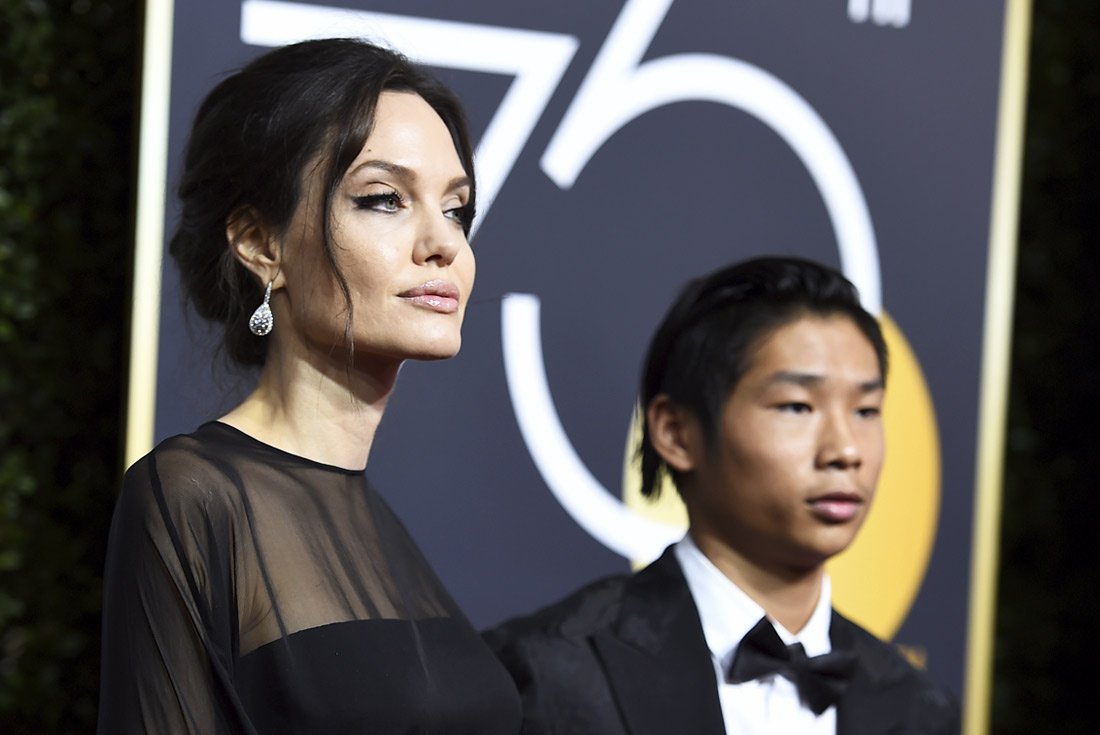 Актриса Анджелина Джоли с сыном Паксом Джоли-Питтом