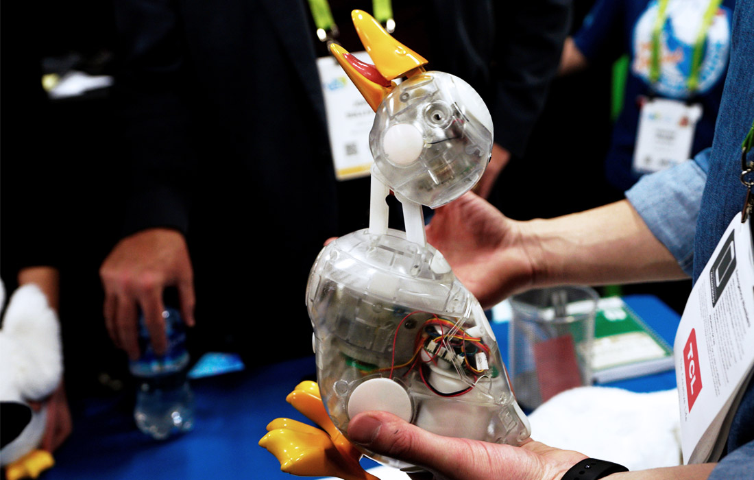 Робот-утка Aflac, предназначенный для успокоения детей, болеющих раком. Утка может распознавать состояние ребенка и полностью повторять эмоции.