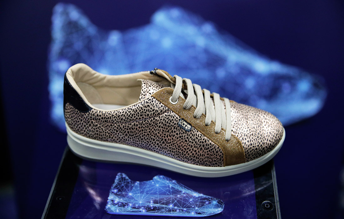 "Умная" обувь E-Vone, способная посылать сигналы родственникам или друзьям в случае падения их владельца. Кроссовки в первую очередь созданы для пожилых людей.