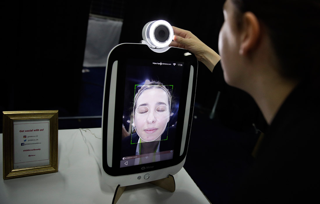 "Умное" зеркало HiMirror Plus, способное оценивать состояние кожи и составлять индивидуальную программу ухода