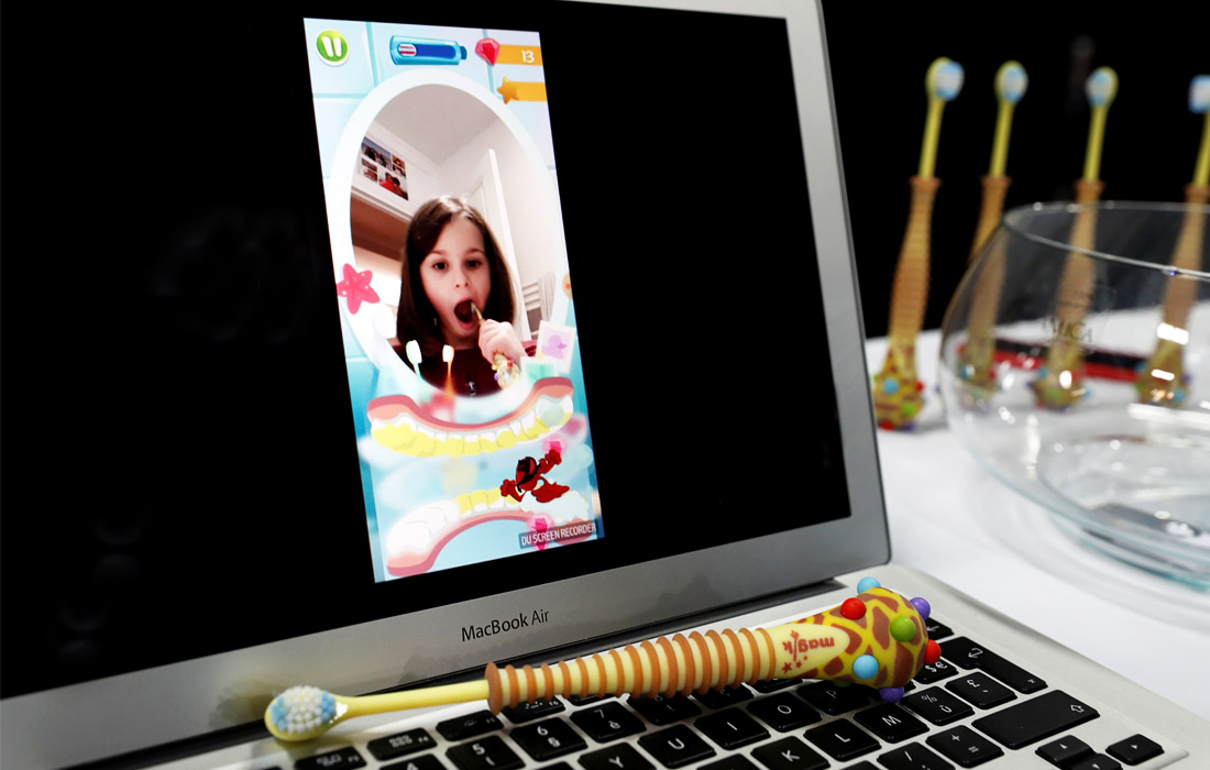 Электронная зубная щетка для детей Kolibree, оснащенная специальным приложением, которое позволяет осуществлять чистку зубов в игровом формате