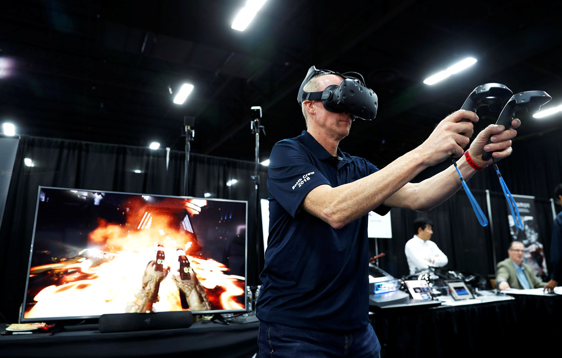 Посетитель выставки потребительской электроники CES 2018