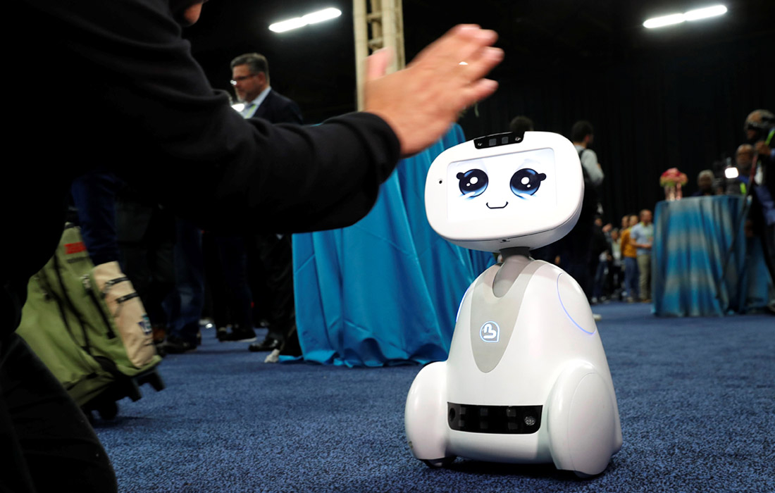 Робот Buddy, выступающий в роли домашнего помощника. Устройство способно распознавать речь и разговаривать на английском и французском, совершать телефонные звонки, выступать в качестве календаря, будильника, а также играть с детьми в различные игры.