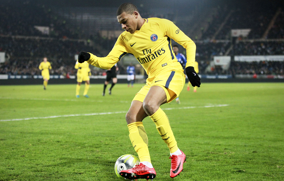 Нападающий клуба "Пари Сен-Жермен" Килиан Мбаппе - 192,5 млн евро