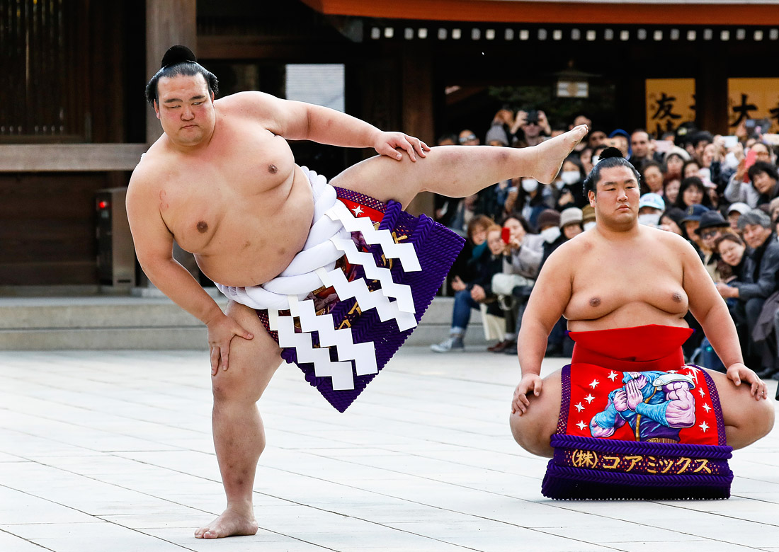 Ежегодные традиционные выступления чемпионов по сумо в честь празднования Нового года в храме Мэйдзи в Токио