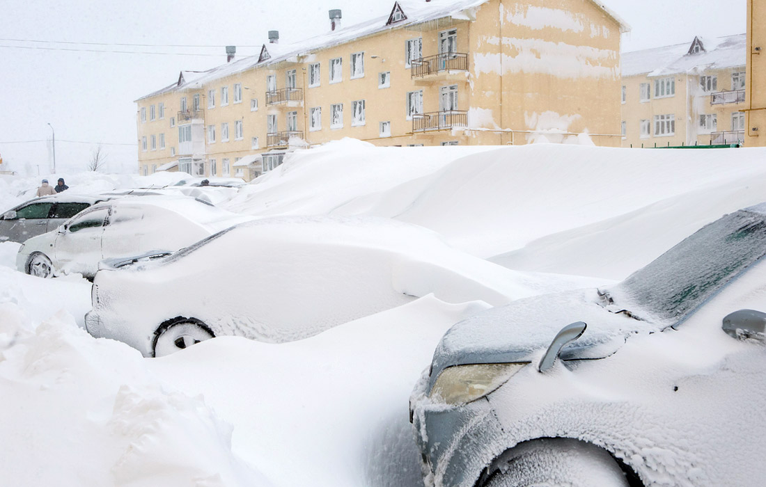 Юг Сахалина оказался под влиянием очередного циклона, который принес сильные метели. В Южно-Сахалинске, где за прошедшие сутки выпала полумесячная норма осадков, из-за снежных заносов был введен режим ЧСВ. Все дворы в городе завалены снегом вместе с припаркованными автомобилями.