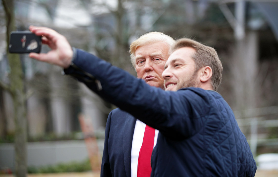 Восковую фигуру президента США Дональда Трампа из Музея мадам Тюссо установили у нового здания американского посольства в Лондоне. Ранее Трамп в твиттере сообщил, что отменяет поездку в Великобританию. Ожидалось, что американский президент посетит новое посольство США в Лондоне в феврале.