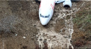 Самолет в Турции съехал с обрыва