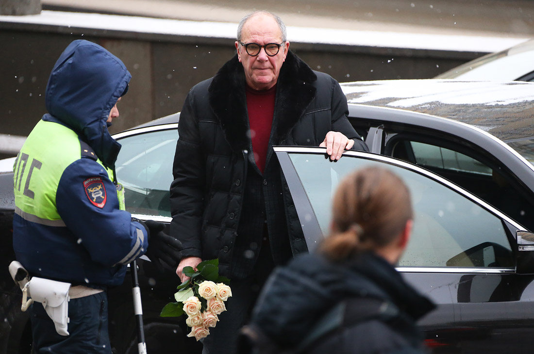 Актер Эммануил Виторган у здания Театра Сатиры