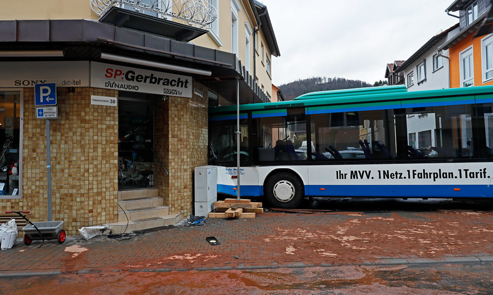 В немецком Эбербахе школьный автобус с детьми въехал в стену жилого дома. По данным местных СМИ - по меньшей мере 20 пострадавших.