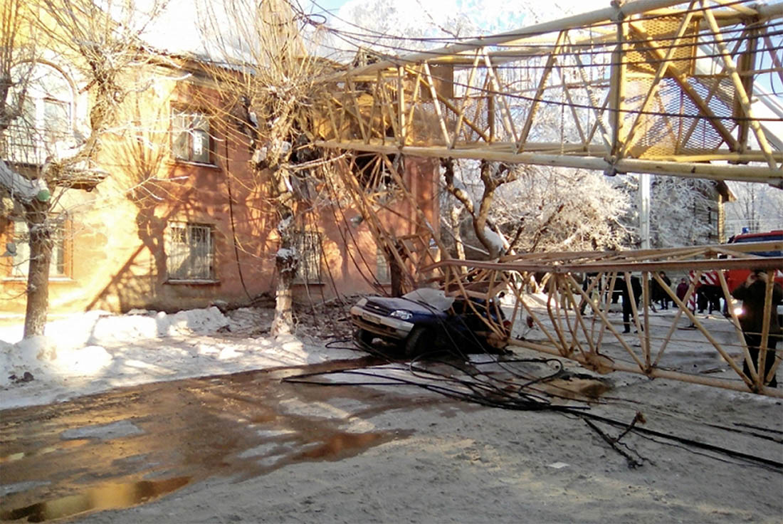 В Кирове автокран упал на двухэтажный жилой дом на улице МОПРа. Есть пострадавшие.