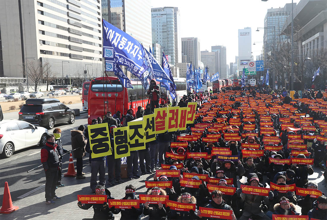 Южнокорейские металлурги несмотря на низкую температуру окружающей среды собрались в центре Сеула, чтобы призвать к прекращению увольнений в одностороннем порядке, созданию условий для качественного труда и отмене несправедливого законодательства