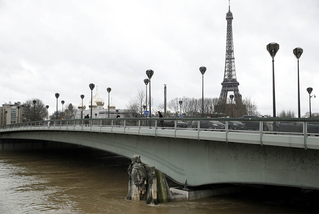В Париже Сена вновь пытается затопить город. Уровень воды поднялся более чем на 5 метров.
